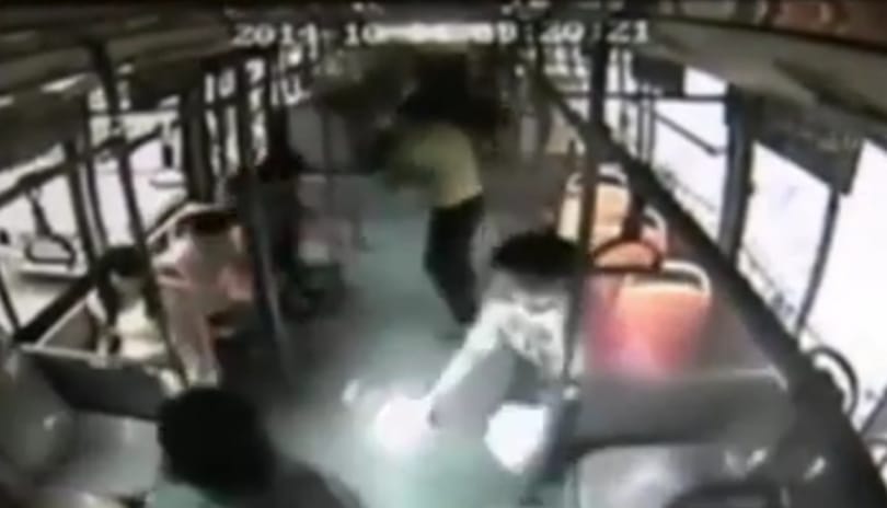 Videóra vették, ahogy egy nő kezében felgyulladt a mobilja