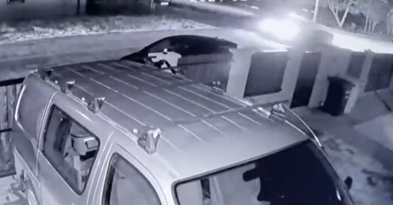Karambolozott, háznak csapódott a kijárási korlátozást megszegő sofőr Gyálon