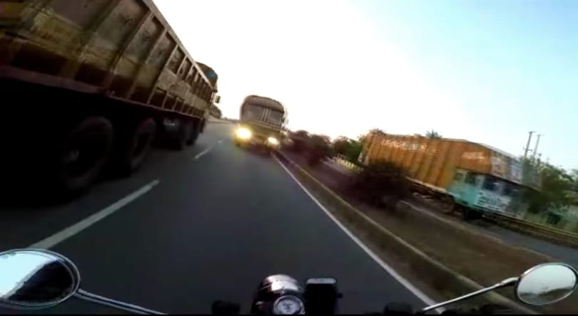 Autópályán előzött volna a motor, de szemből jött a teherautó – videó