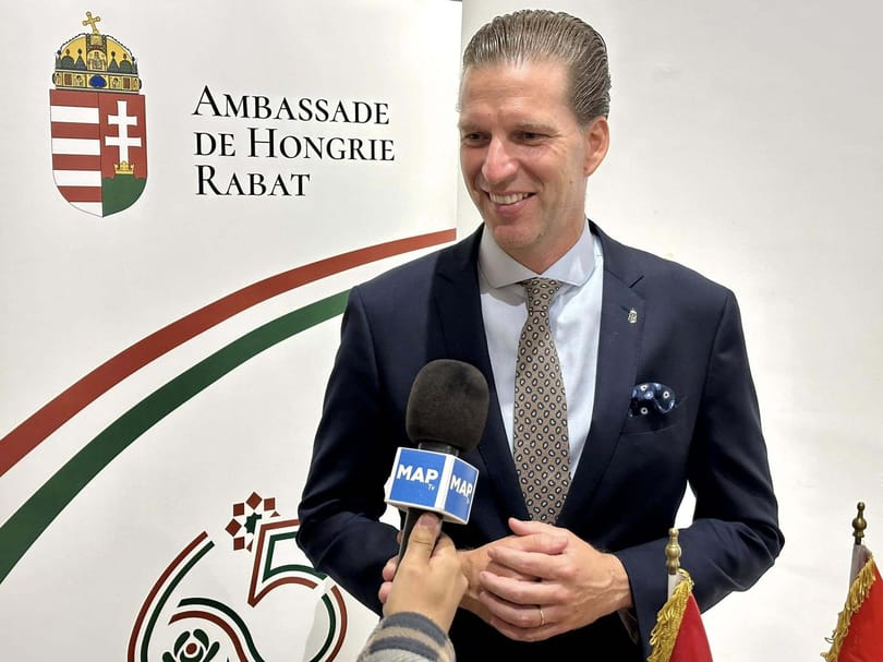 Egykori vízilabdázót helyez át Afrikából Párizsba nagykövetnek Szijjártó