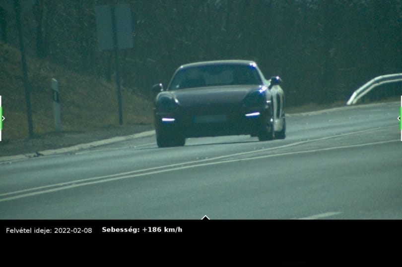 Rossz helyen próbálta ki egy sofőr Zalában, mit tud a Porschéja
