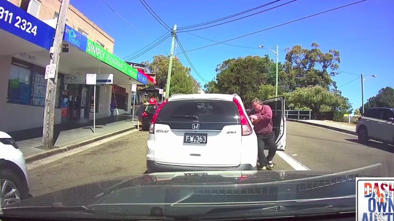 Instant karma: kiszállt balhézni a sofőr, csak a kéziféket felejtette el behúzni – videó
