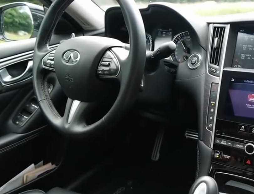 Videó: egyedül megy tovább egy Inifinti Q50 miután a sofőr kimászott az ülésből, ami egyelőre szigorúan tilos