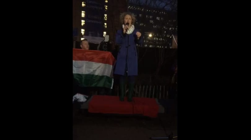 Sargentini a brüsszeli tüntetésen: Sokan cikinek tartják Orbánnal egy asztalhoz ülni