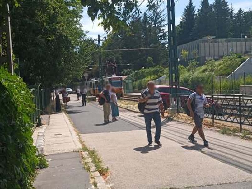 Autó csúszott a villamossínekre Budán