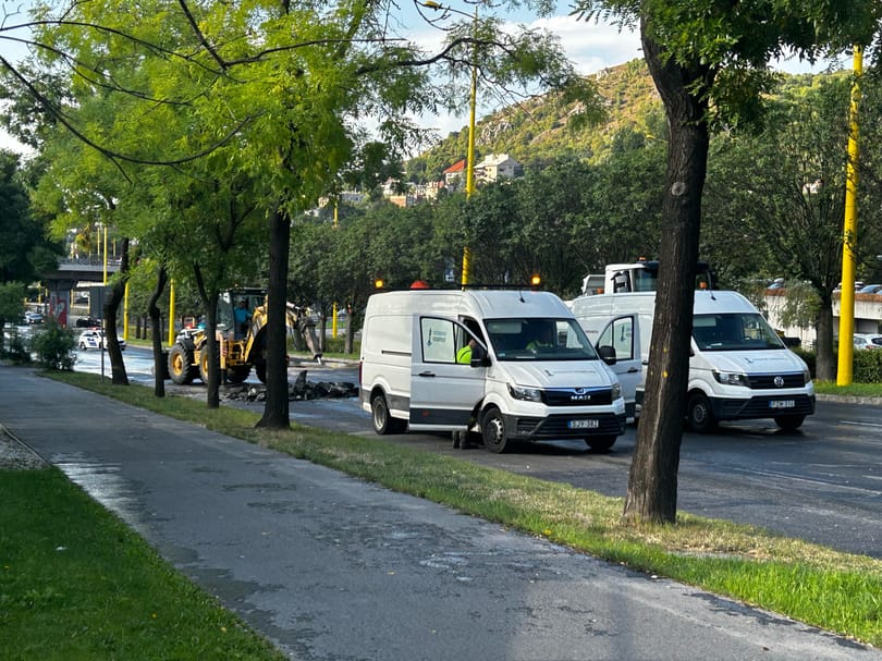 Csőtörés volt a BAH-csomópontnál, napokig le lesz zárva az Alkotás utca