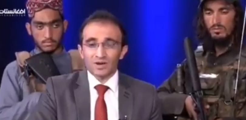 „Nincs mitől tartani” – mondta az afgán riporter, állig felfegyverkezett tálib harcosokkal a háta mögött