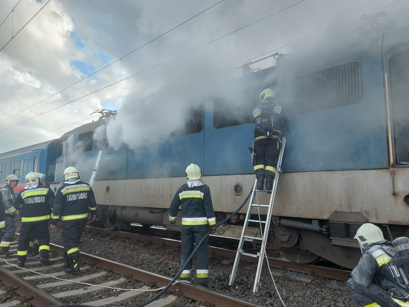Kigyulladt egy villanymozdony Celldömölknél