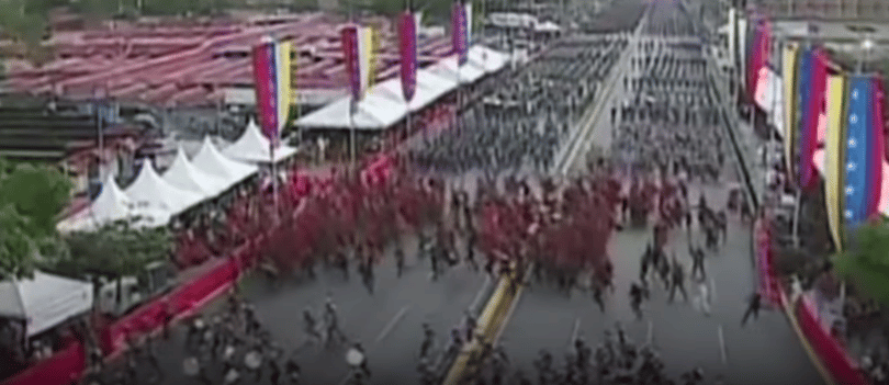 Pánik tört ki a katonák között, amikor Maduro beszéde közben felrobbant valami