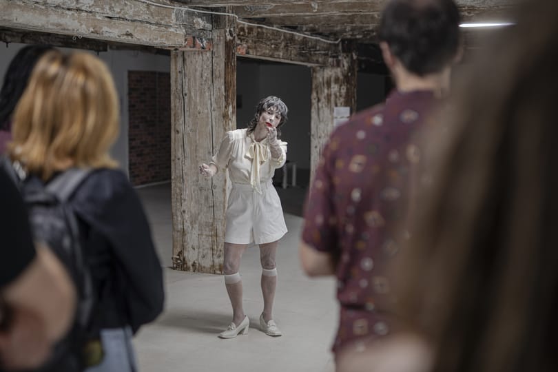 Méltóságteljes öregedésről, táncról és örömről beszél az aqb Project Space-ben látható performansz