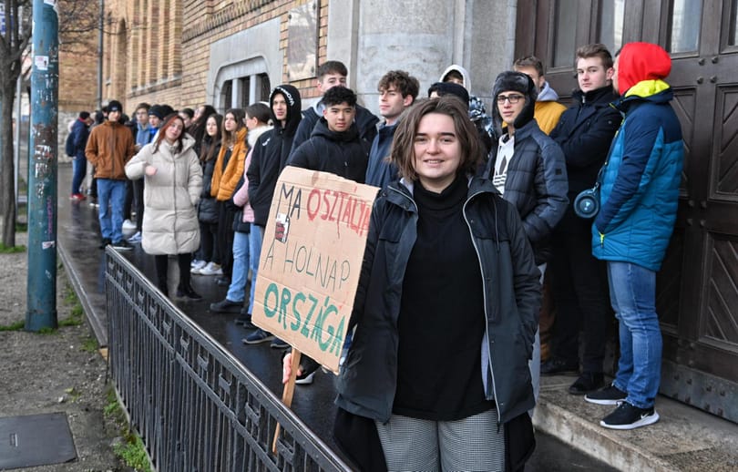 Élőlánccal indították a napot a budapesti Szent István Gimnázium diákjai