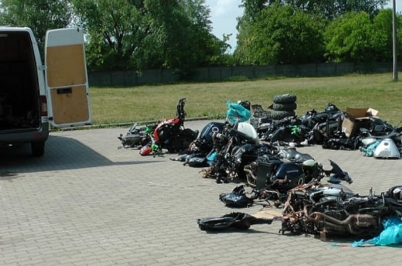 Fotó: nyolc szétszerelt motort stócoltak fel ebben a mikrobuszban