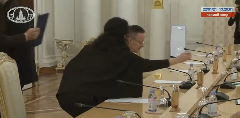 „Rögtön lopják a tollat” - fura videót tett közzé az orosz külügy Szijjártóék látogatásáról