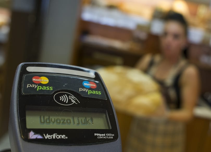 Januártól 1 forintot is kifizethetünk bankkártyával