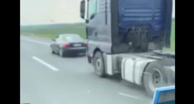 Videó: egy személyautó vontatott egy kamiont az autópályán