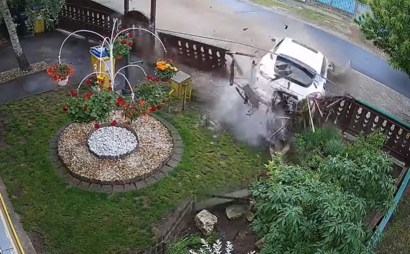 Porschéval menekült egy vezetéstől eltiltott férfi, aki nekicsapódott egy kerítésnek Nyíregyházán – videó