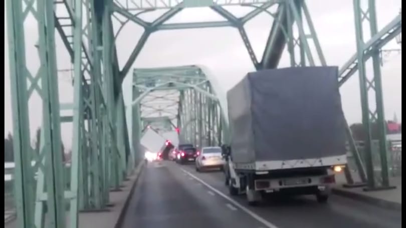 Videó: Szél borított fel egy teherautót a komáromi Erzsébet hídon