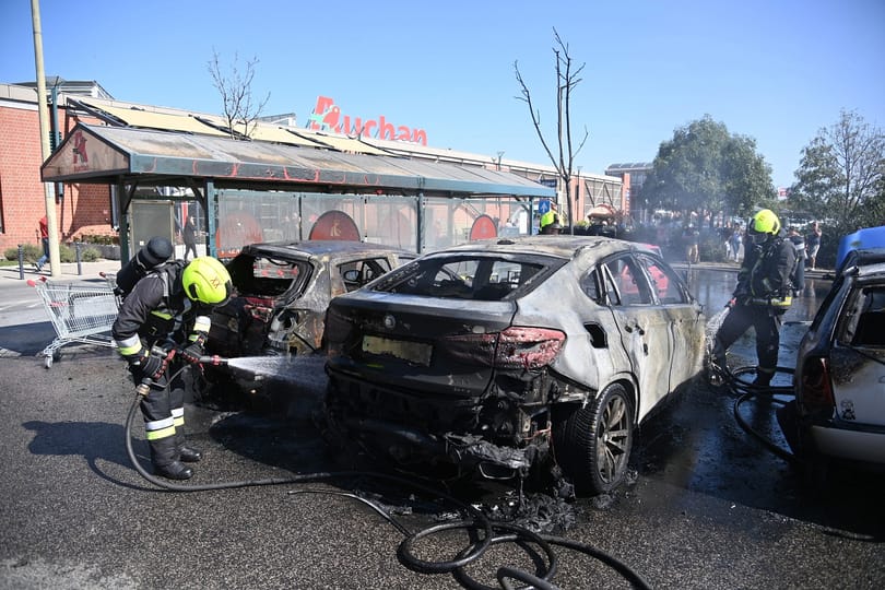 Öt autó is kigyulladt egy soroksári szupermarket parkolójában – fotók