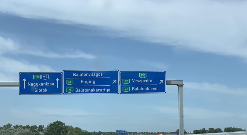 Hat autó ütközött az M7-esen