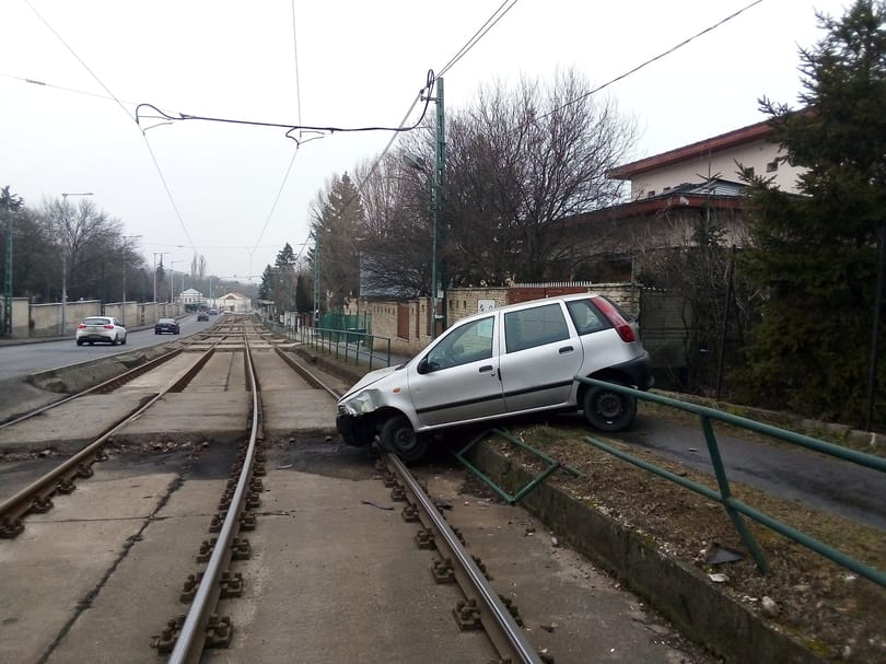 Autó került a sínekre - egy ideig nem járt az 59-es villamos (fotó)