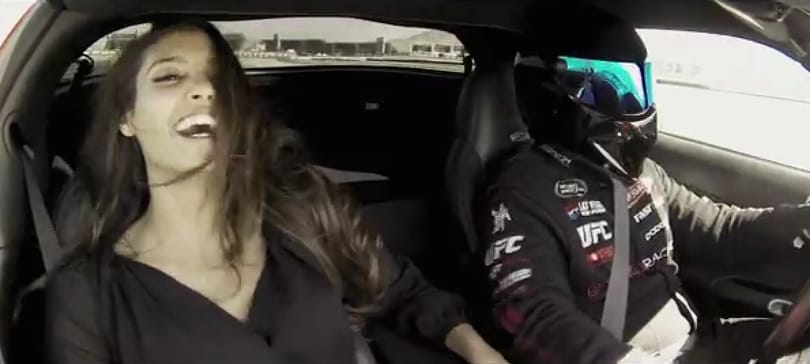 Így élvezi a driftet a szépségkirálynő egy Corvette Z06-osban – videó