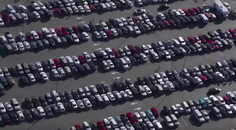 Használaton kívül autók ezrei állnak az amerikai stadionok parkolóiban
