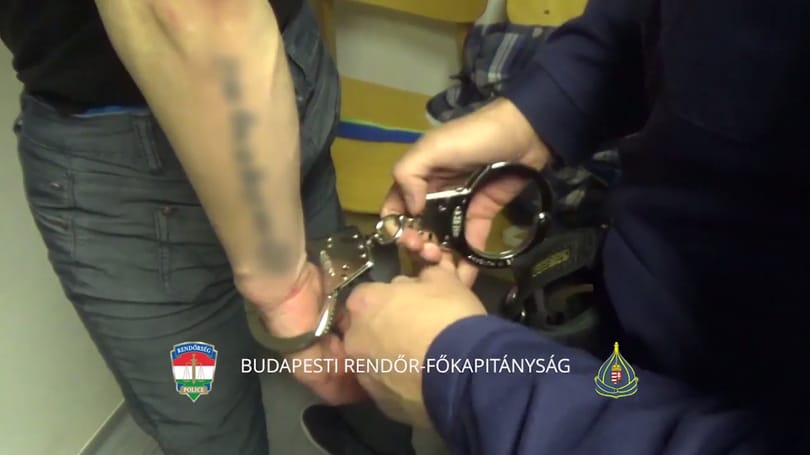 Elfogták a kőbányai villamosmegállóban késelő férfit – videó
