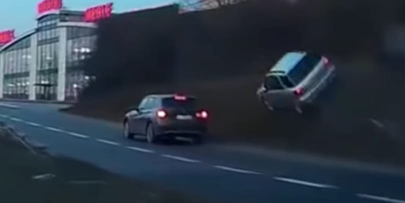 Az év mentését mutatta be a Subaru sofőrje, akit fellöktek a falra – videó