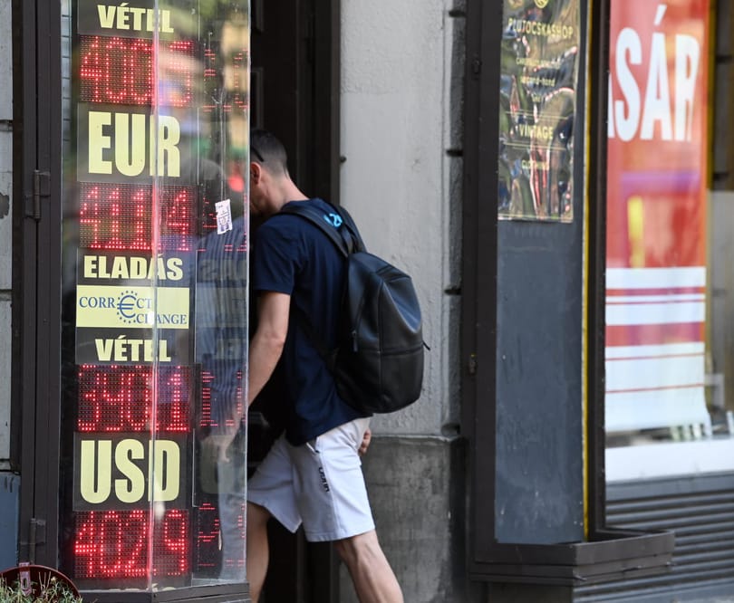 Alászállt a forint, a mélyponthoz is közel került az euróval szemben