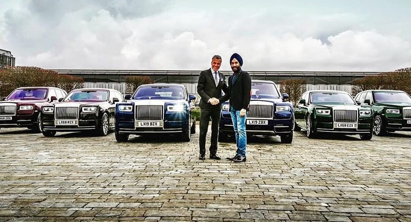 Hat Rolls-Royce-ot vett ez a milliárdos, mert hatféle színű turbánja van 