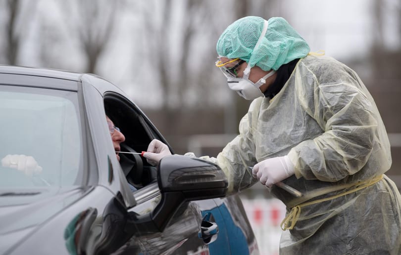 Mint a McDrive-ban: már autóban ülve is tesztelik koronavírusra a németeket