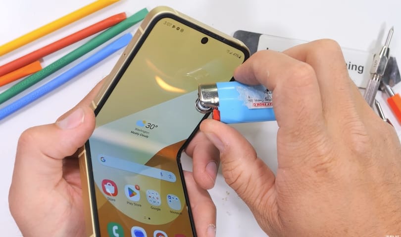 Égették, karcolták, nyúzták: tortúrateszten a hajlítható kijelzős Samsung Galaxy Z Flip7