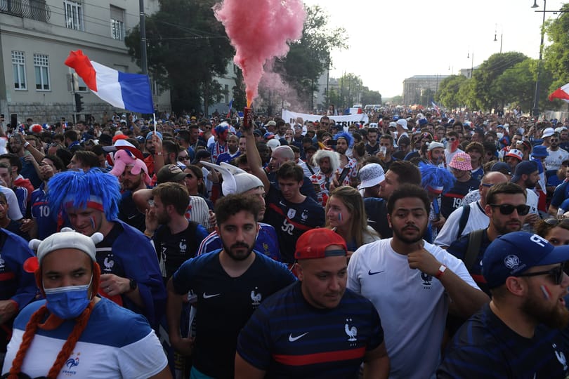 Videó: így vonulnak a francia szurkolók a Puskás Arénába