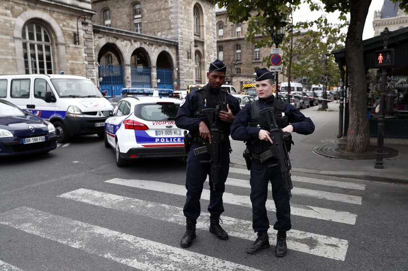 Hét francia rendőrtől elvették a szolgálati fegyvert radikalizálódás gyanúja miatt