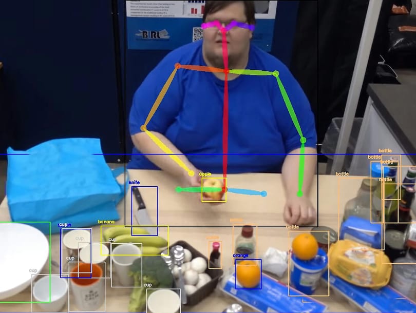Csak megnéz pár ételvideót, abból rájön a receptre, aztán neki is áll megcsinálni az új konyhai robotgép – videó