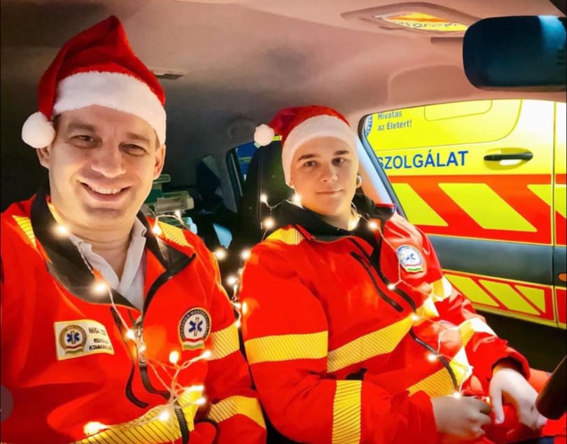 Karácsonyi csoda volt a mentősök szerint, hogy sikerült újraéleszteni a szilvás süteményt félrenyelő nagypapát