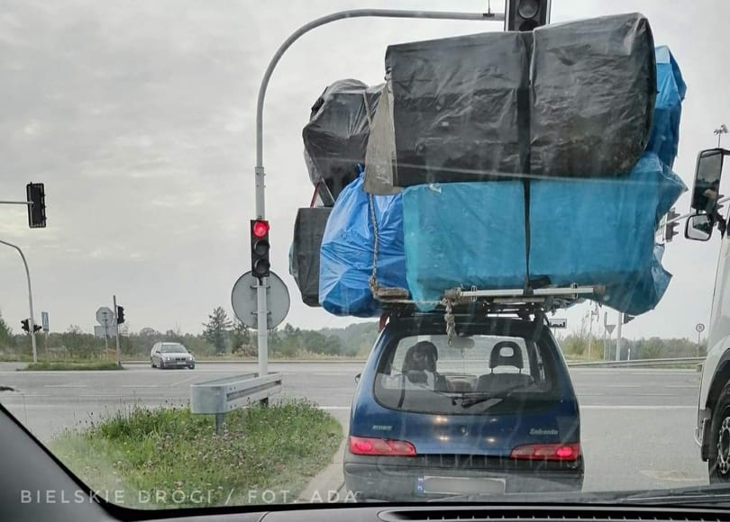 Nagyobb csomag volt a kocsi tetején, mint maga az autó – fotó