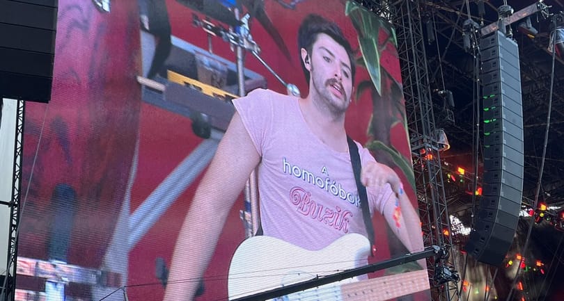 „A homofóbok buzik”-feliratú pólóban lépett színpadra a Szigeten a Carson Coma énekese