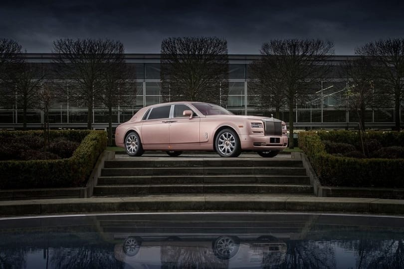 Kissé szokatlan látvány egy hosszított tengelyes Rolls-Royce rózsaszínben