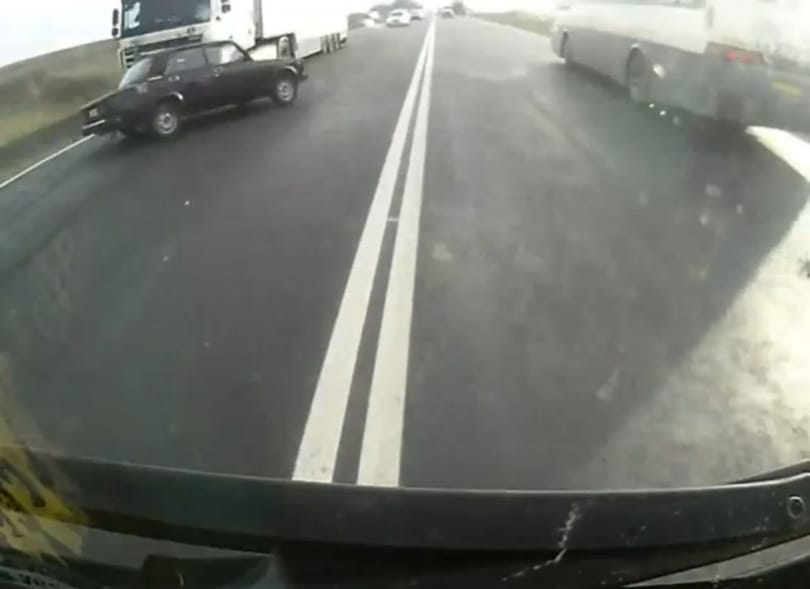 Ezt a karambolt túl lehetett élni egy Ladában? - videó