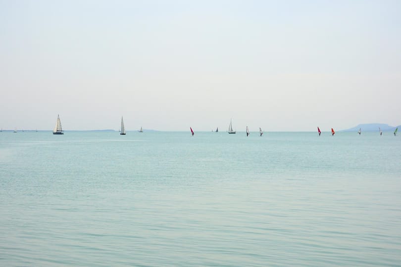 A Balatonban ragadt vitorlást kellett kimenteni az éjszaka