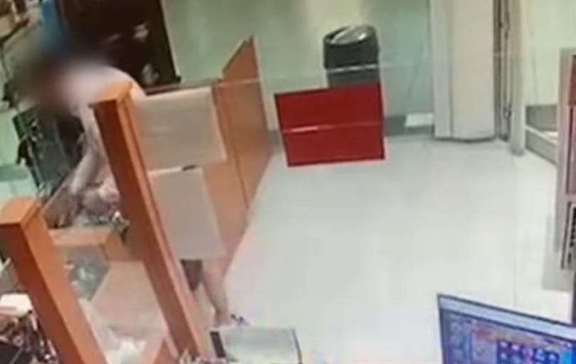 Besétált egy óbudai zálogfiókba egy férfi és egy kalapáccsal kirabolta - videó