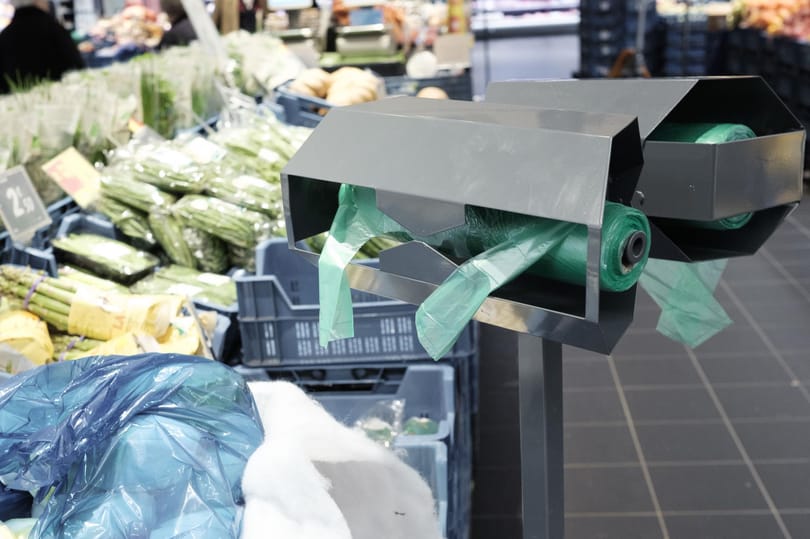 Húsvét után eltűnik az Auchan áruházakból az egyszer használatos műanyagzacskó