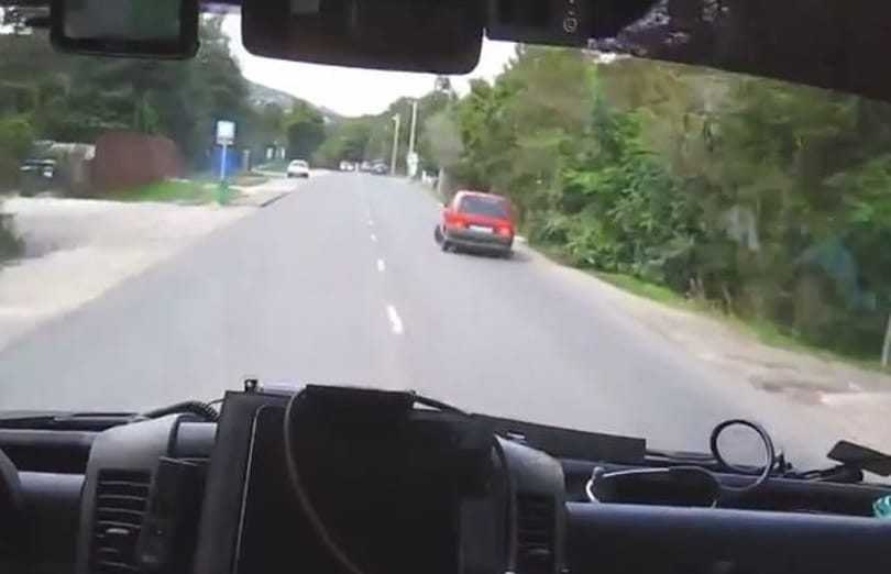 Videó: kisebb szenzáció a magyar suzukis vs. mentős videó