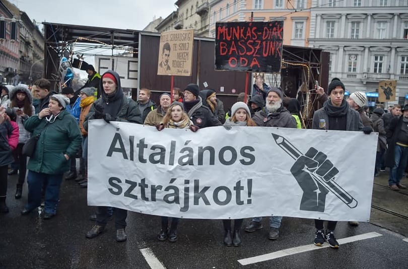 Egy bicskei cég dolgozói túlórázni akarnak és elutasítják a rabszolgatörvényezést