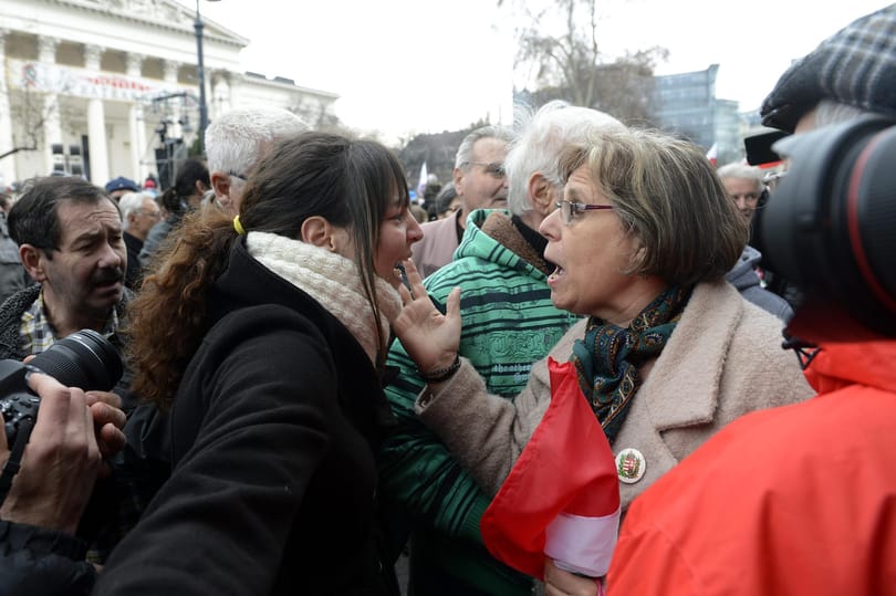 A Nemzeti Múzeum előtti balhé néhány képben elmesélve
