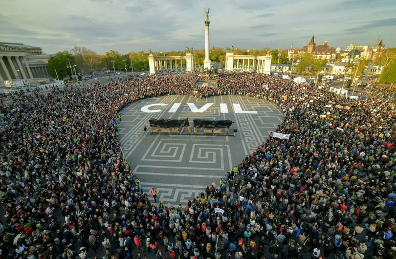 Nekimegy a kormány a Velencei Bizottságnak, marad a bevándorlási különadó