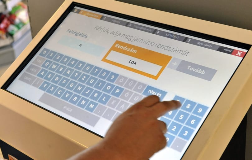 Autósok, péntektől hétfő reggelig fennakadások várhatóak az e-matrica-rendszerben