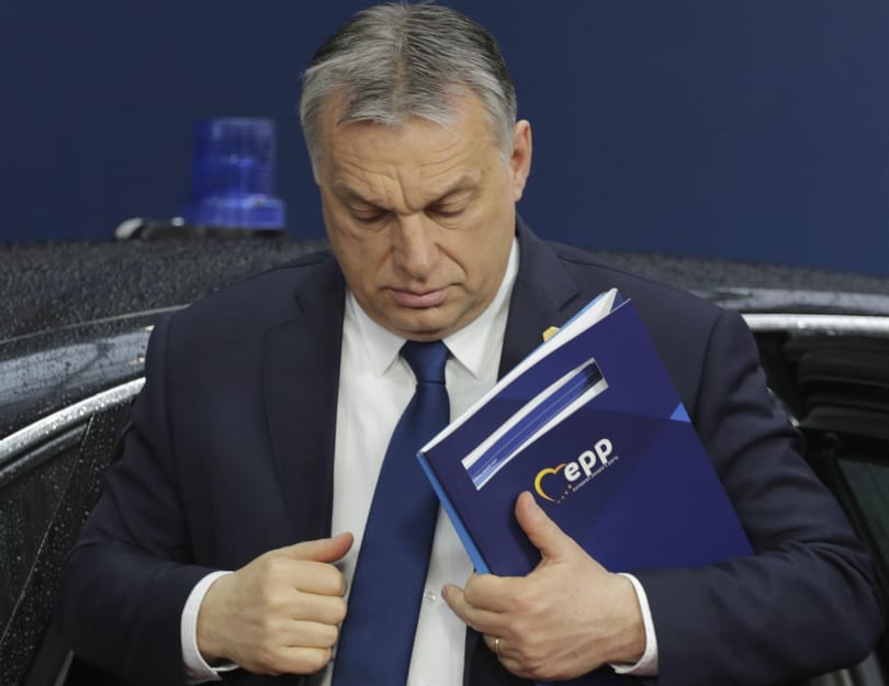 Kiderült, ki volt a titokzatos kopasz férfi, aki meccset nézett Orbán Viktorral