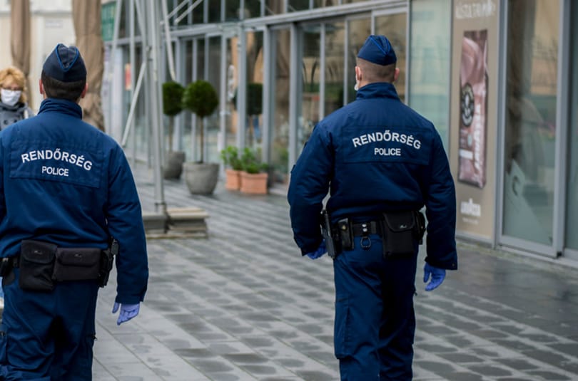 Rokonai szerint úgy összevertek a rendőrök egy férfit Szegeden, hogy a kórházban meghalt